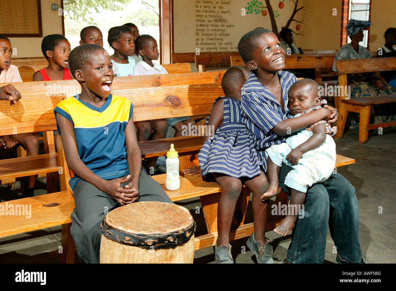 Au cours de chant Childing service à l'église, Sehitwa, Botswana, Africa Banque D'Images