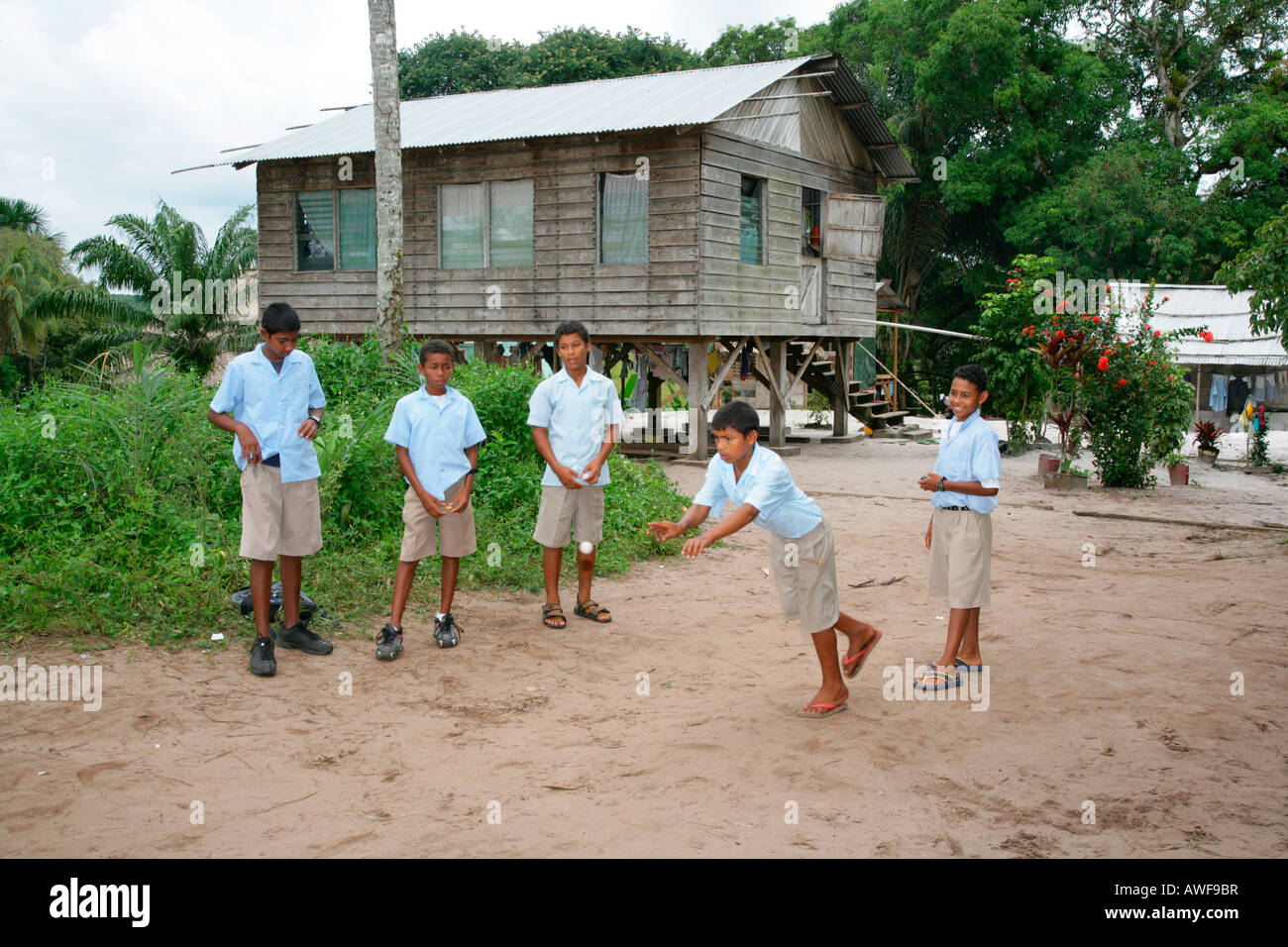 Jouer pendant la récréation, les écoliers autochtones arawaks, Santa Mission, Guyana, en Amérique du Sud Banque D'Images