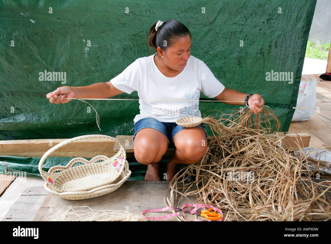 Femme produisant de l'artisanat, le tissage, les Arawak, Santa Mission, Guyana, en Amérique du Sud Banque D'Images