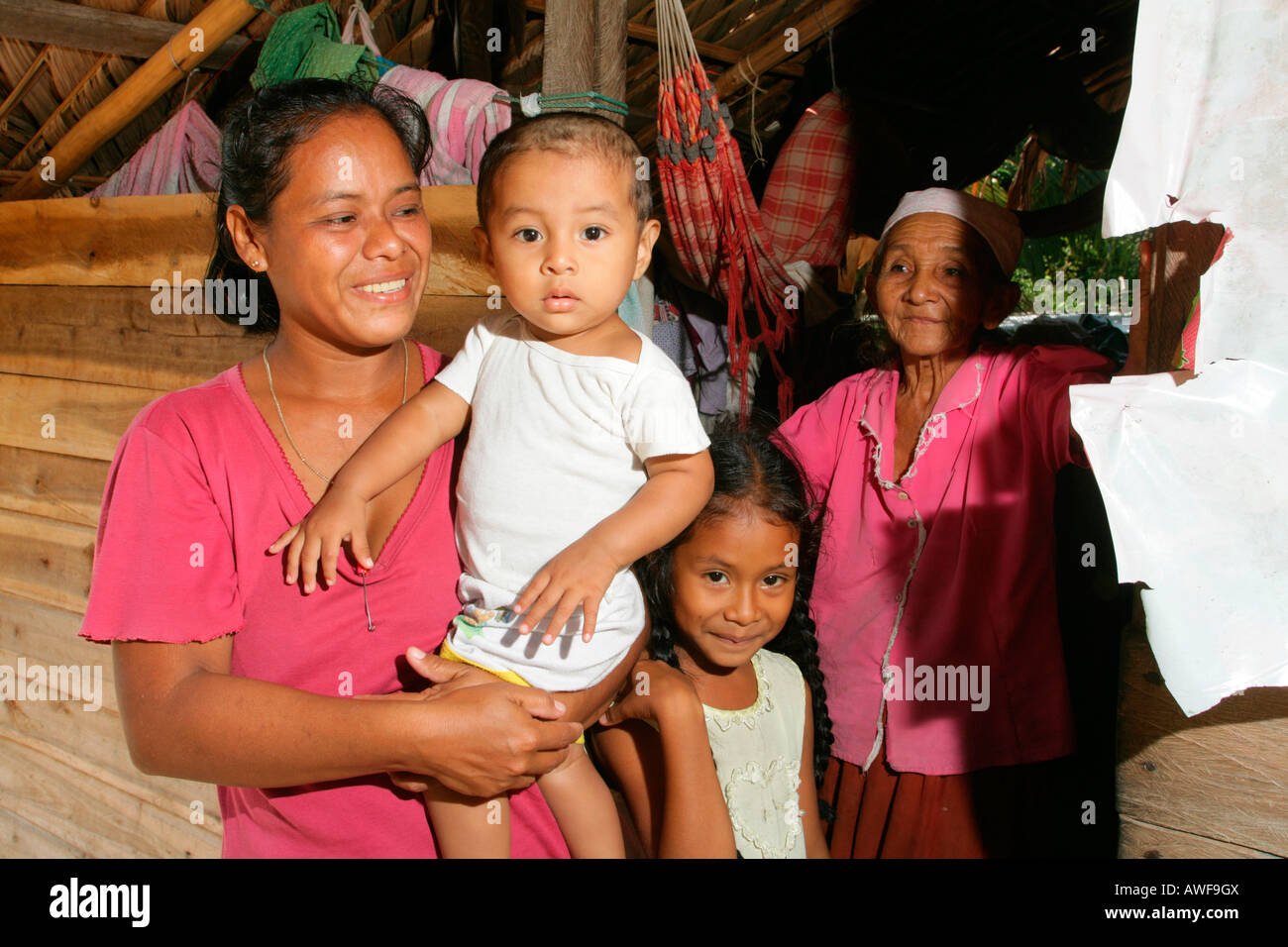 Trois générations, amérindiens de la tribu Arawak, Santa Mission, Guyana, en Amérique du Sud Banque D'Images