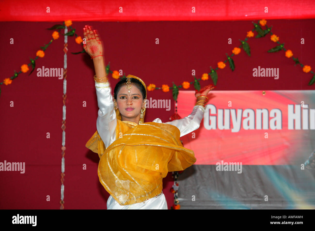 Danseuse indienne traditionnelle à une fête hindoue, Georgetown, Guyana, en Amérique du Sud Banque D'Images