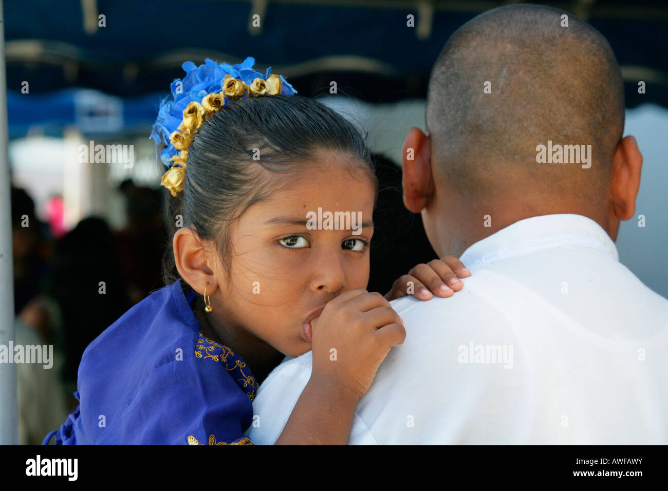 Fille de l'ethnie indienne détenus dans les bras de son père lors d'une fête hindoue, Georgetown, Guyana, en Amérique du Sud Banque D'Images