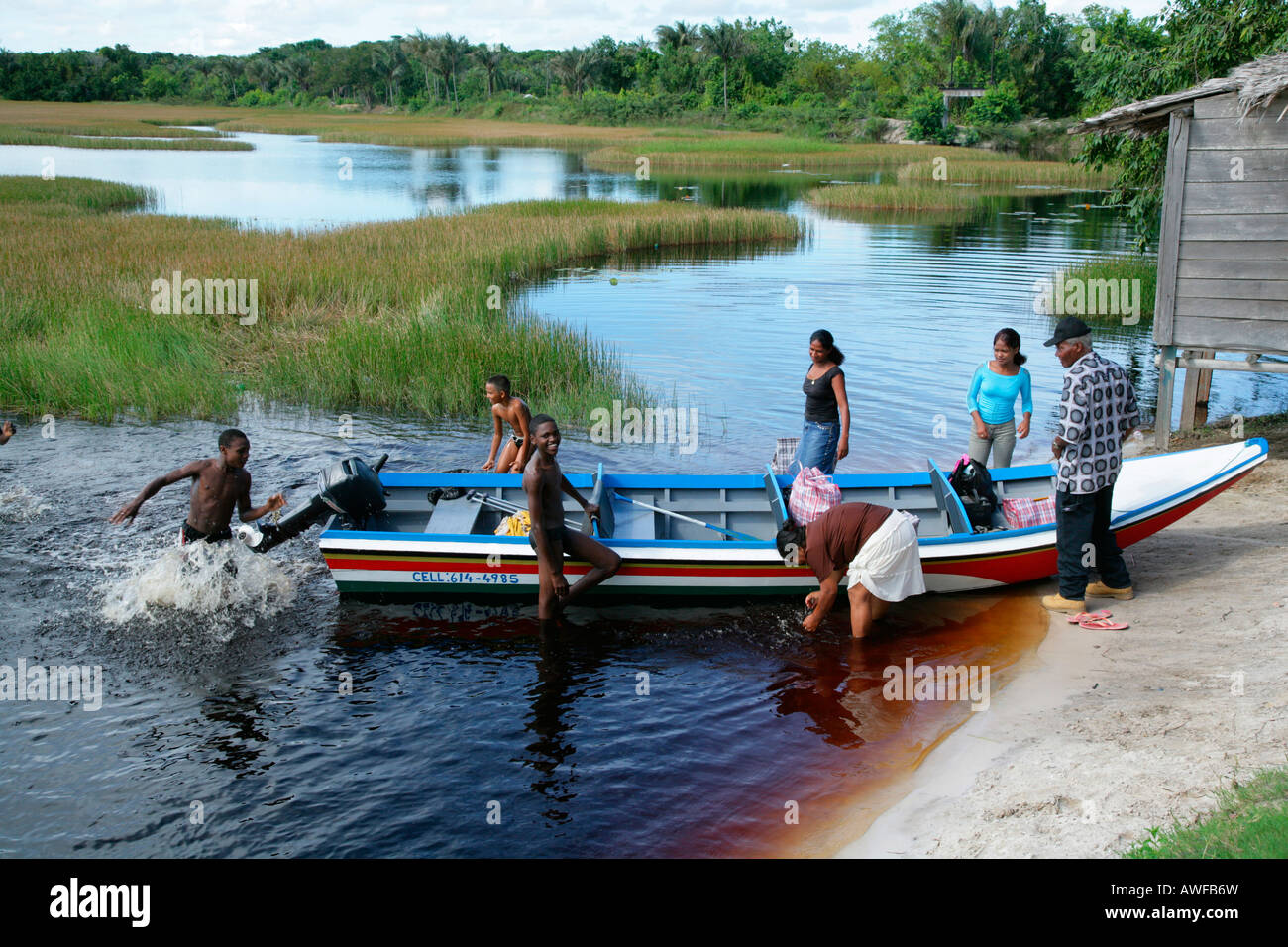 Voile avec des gens à la banque du lac Capoey, Guyana, en Amérique du Sud Banque D'Images
