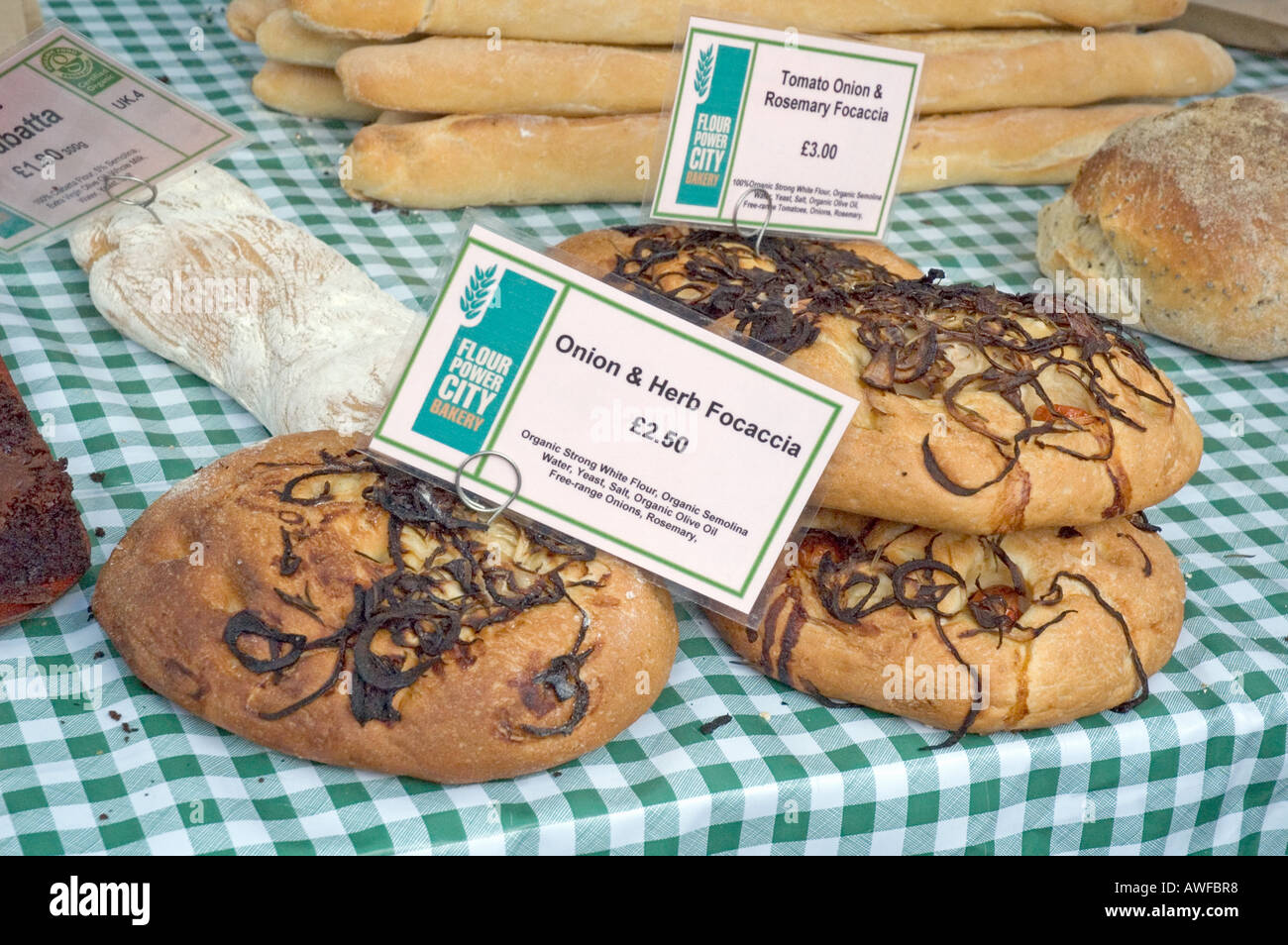 Focaccia pain à vendre à Islington's Farmers Market London UK Banque D'Images