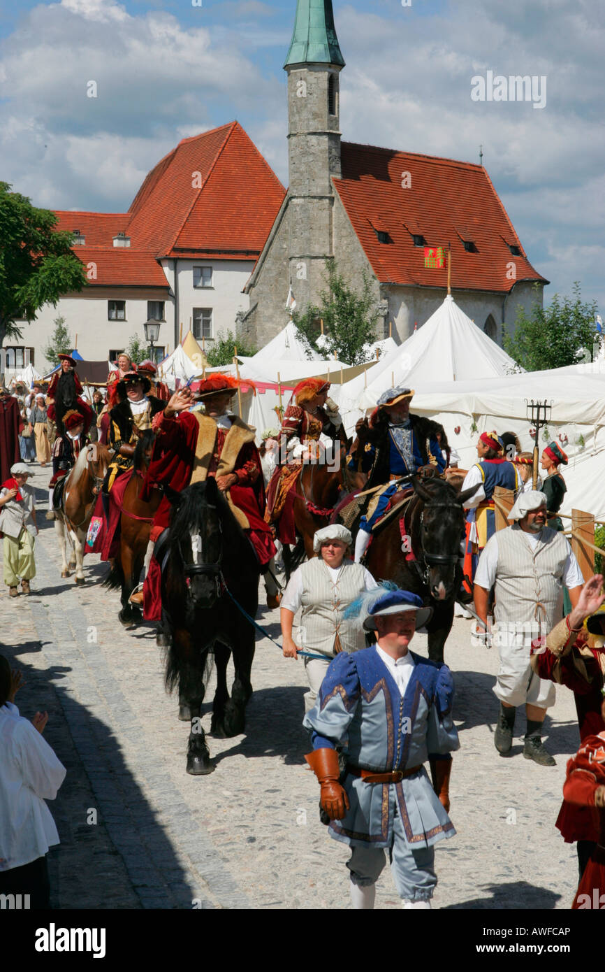 Les participants ont habillé comme un prince et princesse à une fête médiévale, Burghausen, Upper Bavaria, Bavaria, Germany, Europe Banque D'Images