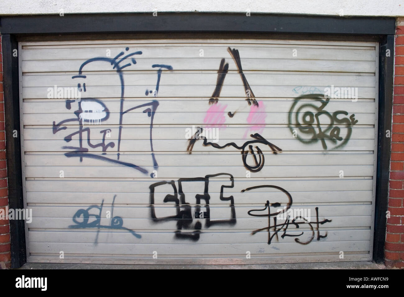 Un graffiti sur une porte de garage dans une ruelle UK Cardiff Roath Banque D'Images