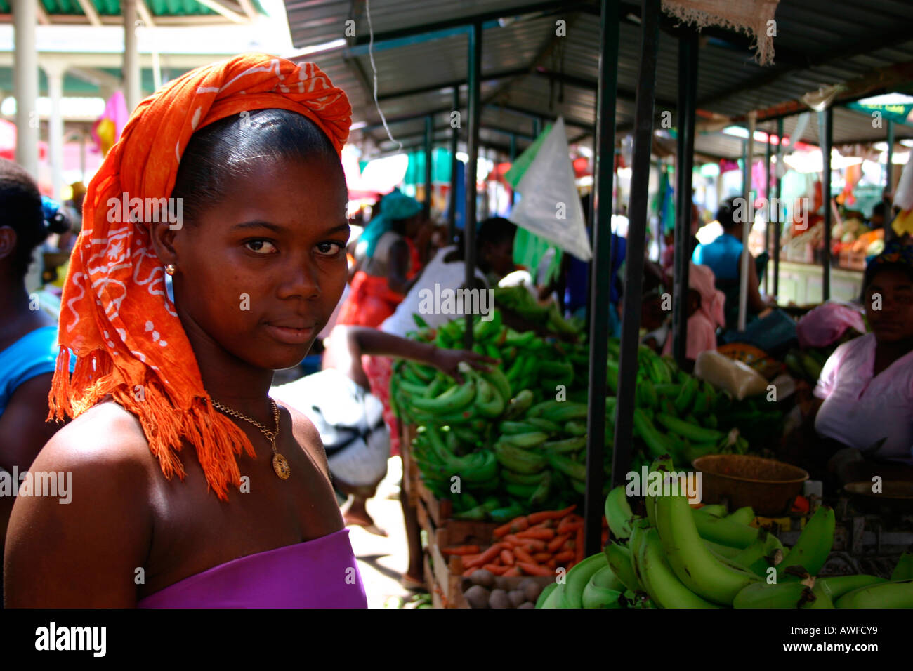 Portrait ethnique au marché de fruits et légumes dans la région de Praia, île de Santiago, Cap-Vert Banque D'Images