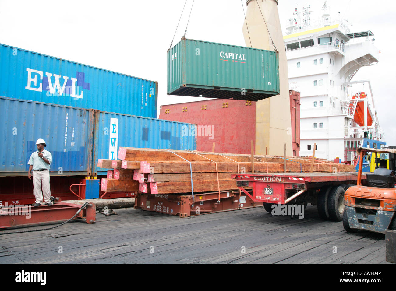 Les quais de chargement des bois exotiques à John Fernandes port de transbordement à Georgetown, Guyana, en Amérique du Sud Banque D'Images