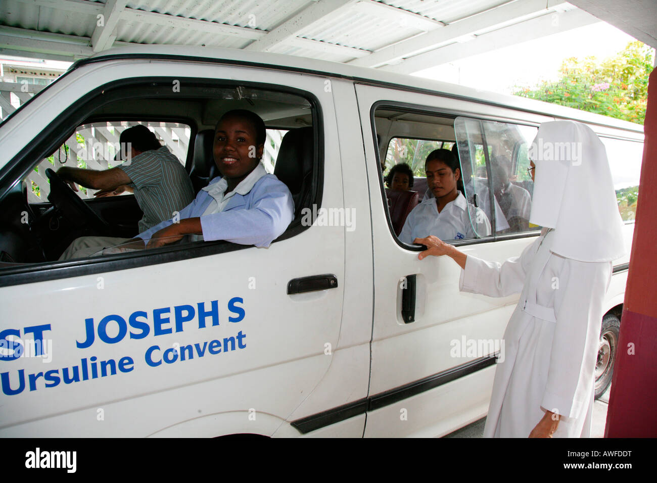 School bus ramasser des enfants, la vie quotidienne à un couvent des Ursulines et orphelinat à Georgetown, Guyana, en Amérique du Sud Banque D'Images