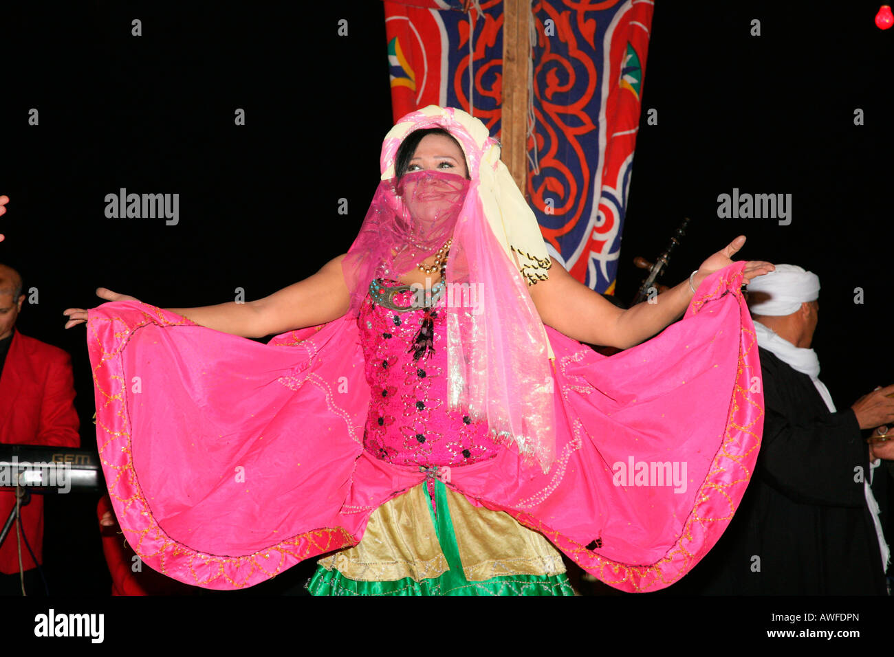 Femme danseuse derviche, Soufis, Giza, Egypte, Afrique du Nord, Afrique Banque D'Images