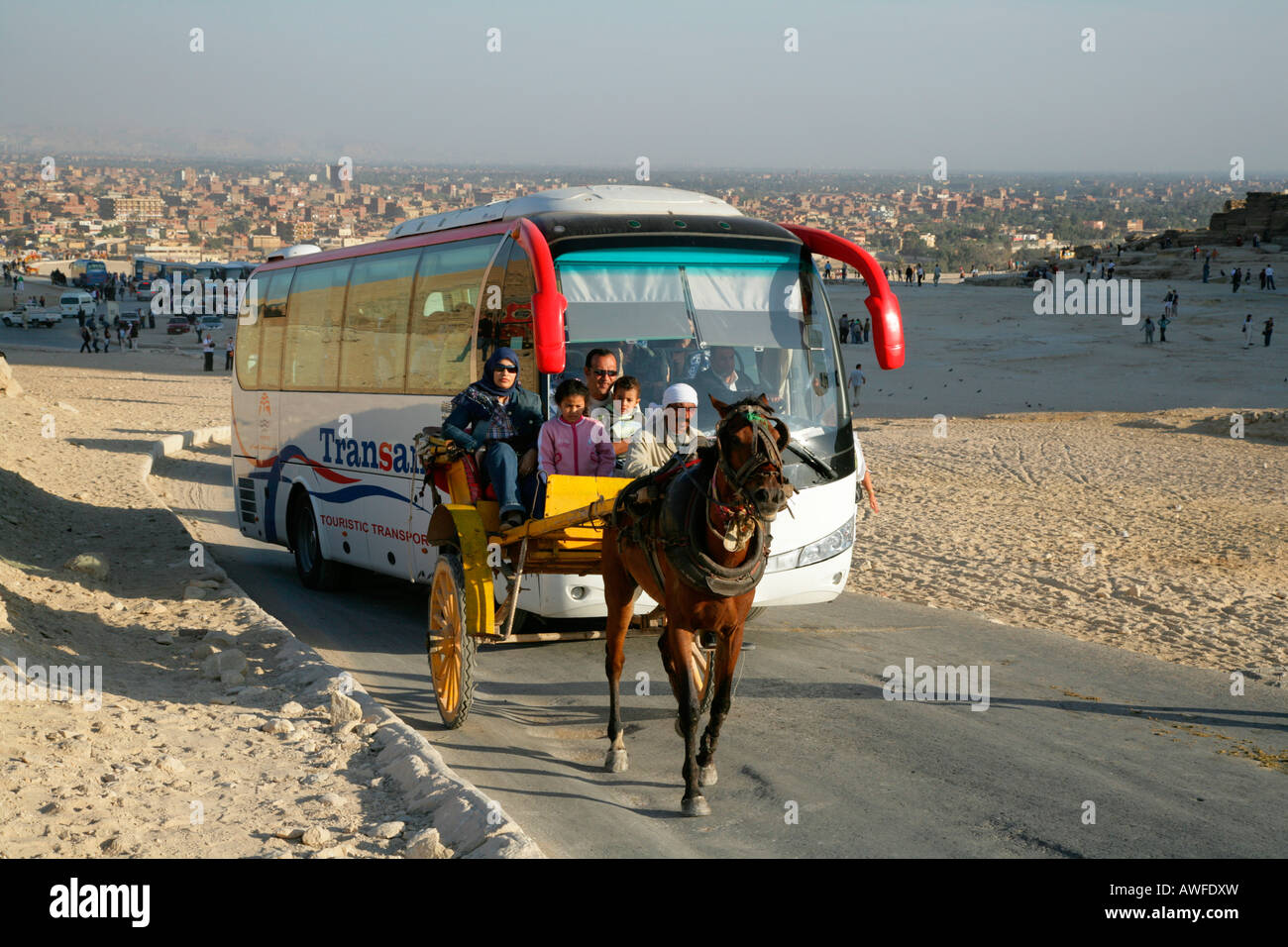 Bus touristique dans un stationnement près des pyramides, Gizeh, Egypte, Afrique du Nord, Afrique Banque D'Images