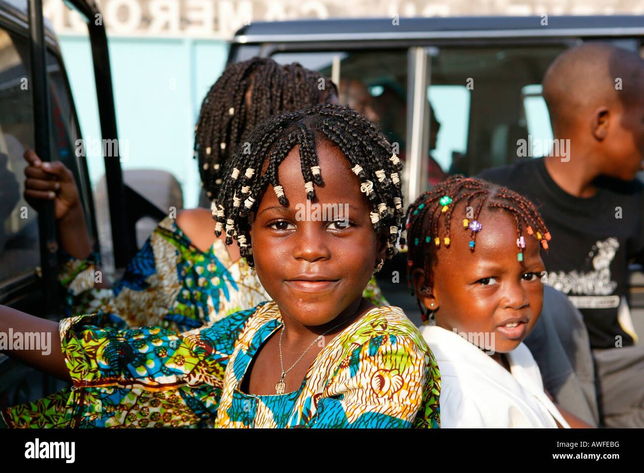 Deux jeunes filles avec des tresses dans les cheveux, le Cameroun, l'Afrique Banque D'Images