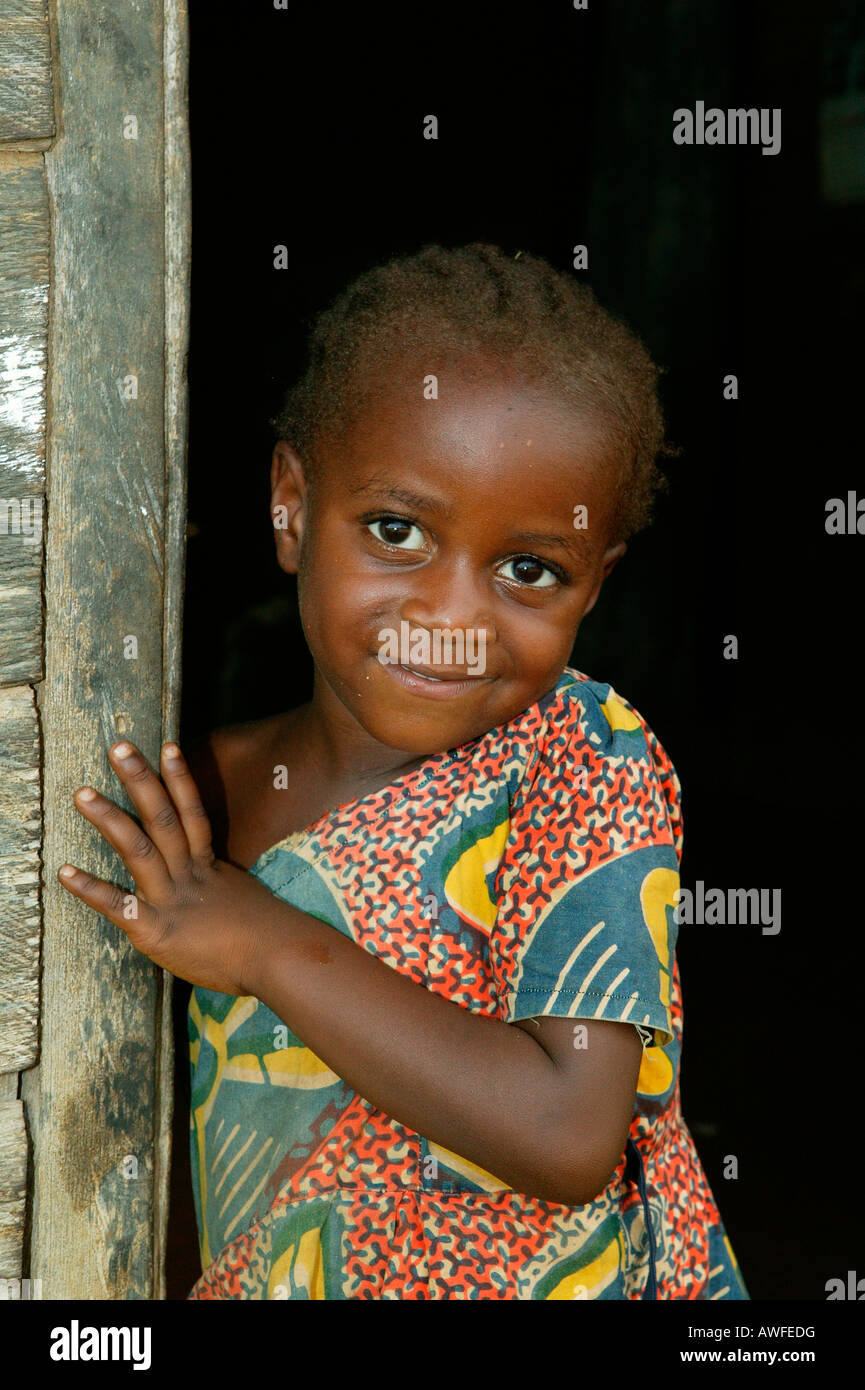 Jeune fille debout dans la porte de sa maison, le Cameroun, l'Afrique Banque D'Images