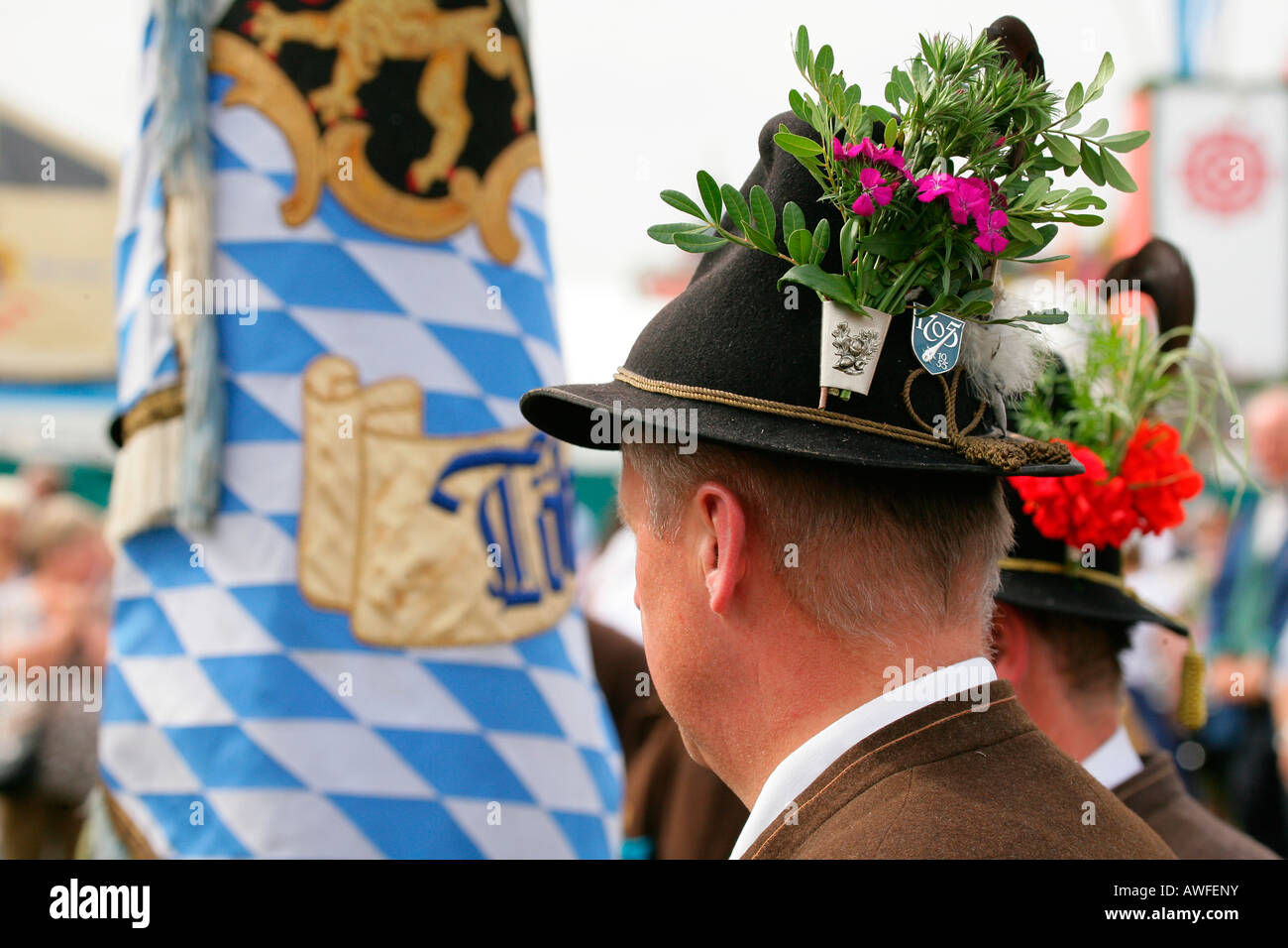 Homme habillé en costume national et un chapeau décoré lors d'une fête  folklorique dans Muehldorf am Inn, Upper Bavaria, Bavaria, Germany, Europe  Photo Stock - Alamy