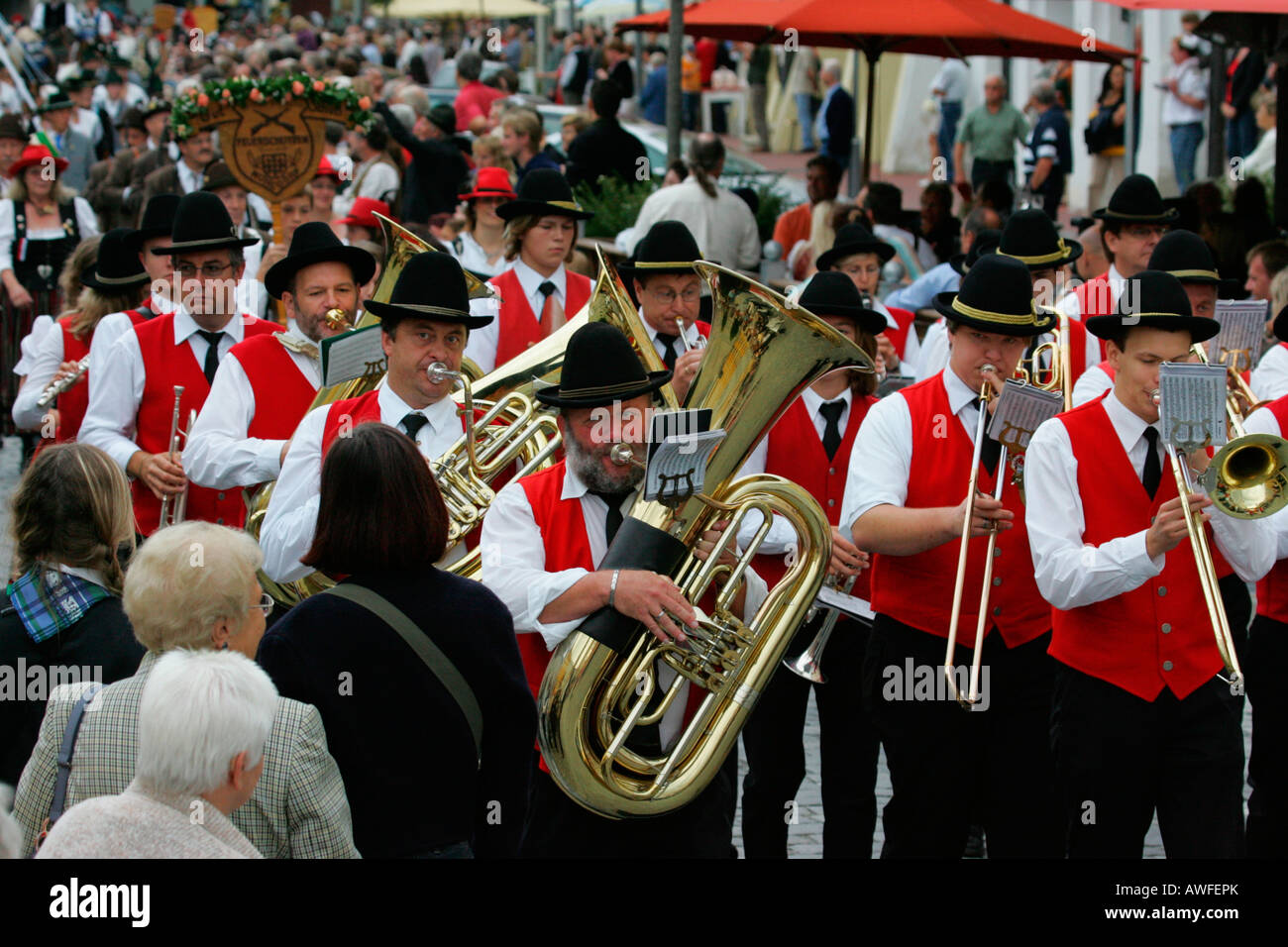 Le brass band d'effectuer à un festival international pour le costume traditionnel Muehldorf am Inn, Upper Bavaria, Bavaria, Germany Banque D'Images