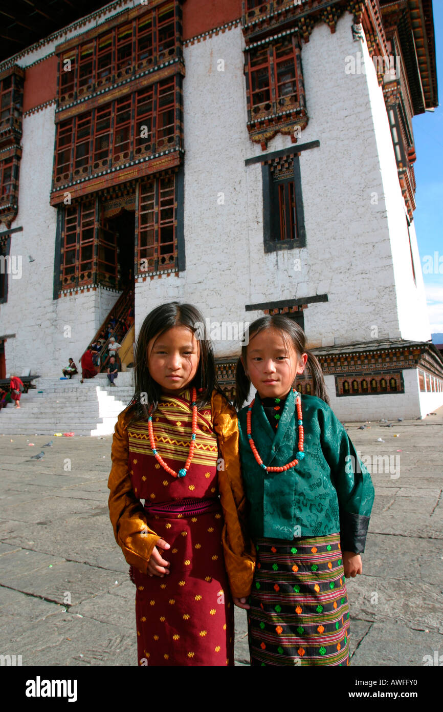 L'élégante robe d'un couple d'enfants au festival de Thimphu, Bhoutan Banque D'Images