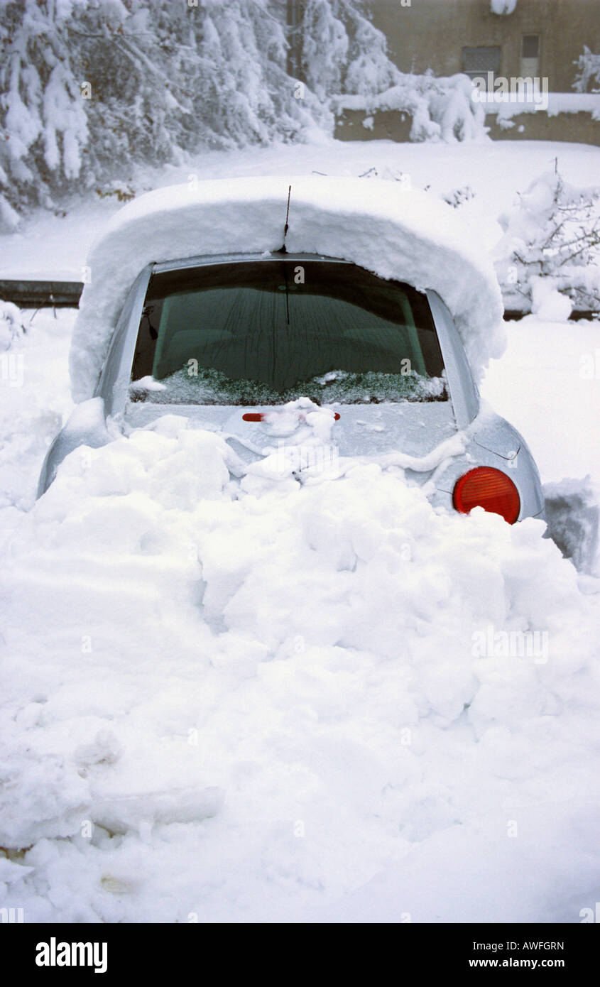 Volkswagen Beetle en neige, région du Bergisches Land, Germany, Europe Banque D'Images