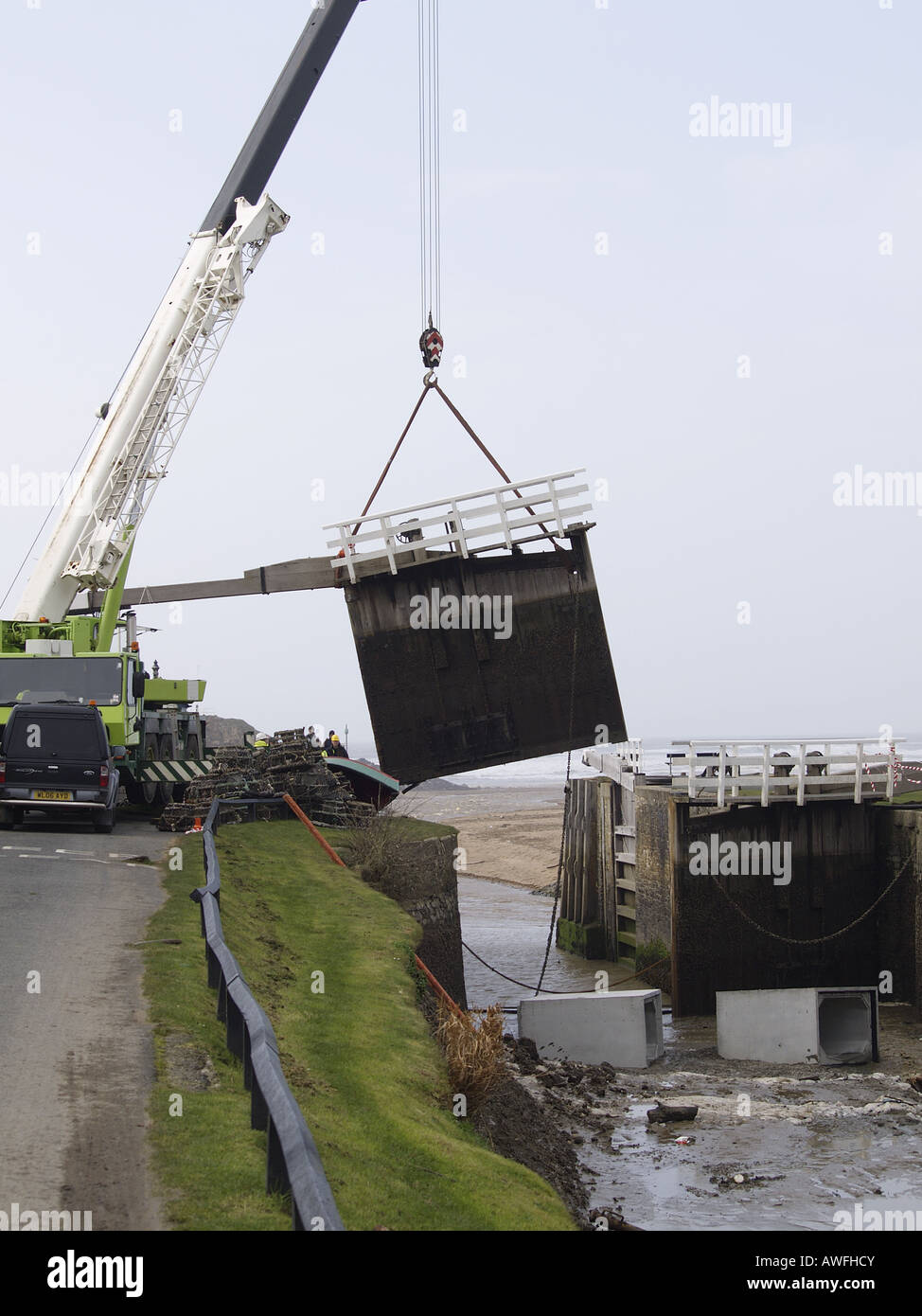 Les canaux de Bude sea lock porte étant supprimée par grue après avoir été endommagé dans le 10 mars 2008 tempête, Cornwall, UK, British Isles Banque D'Images