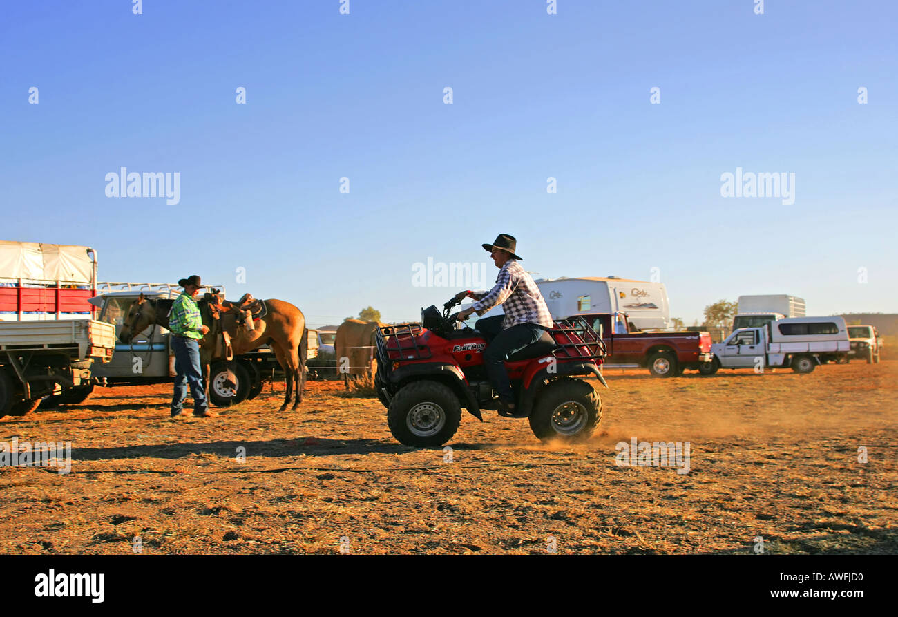 Homme montrant comment conduire un quad sur deux roues Banque D'Images