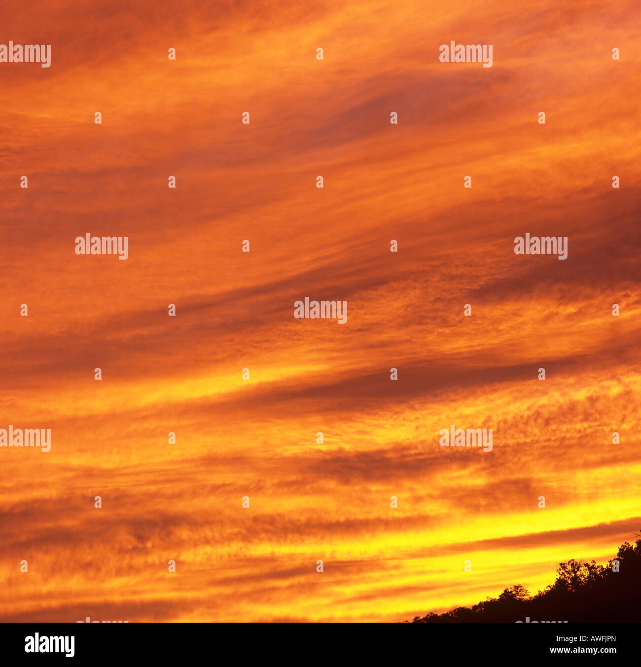 "Crépuscule des dieux" : ciel du soir met le feu Banque D'Images