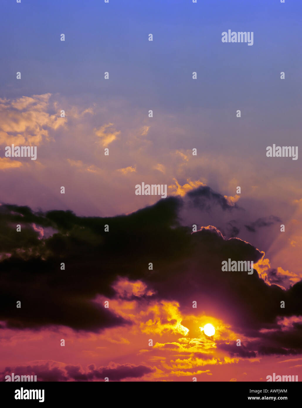 Coucher de soleil spectaculaire contre de sombres nuages et un ciel de nuit Banque D'Images