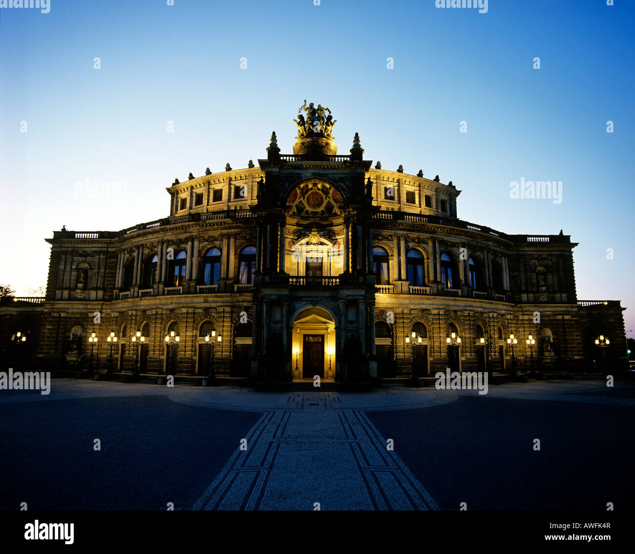 L'Opéra d'état de Saxe Semperoper, au crépuscule, Dresde, Saxe, Allemagne, Europe Banque D'Images