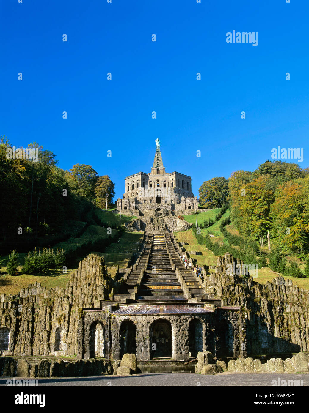 Vue de la statue d'hercule en haut de Le parc Bergpark Wilhelmshöhe (Wilhelmshoehe Hill-Park), Kassel, Hesse, Germany, Europe Banque D'Images