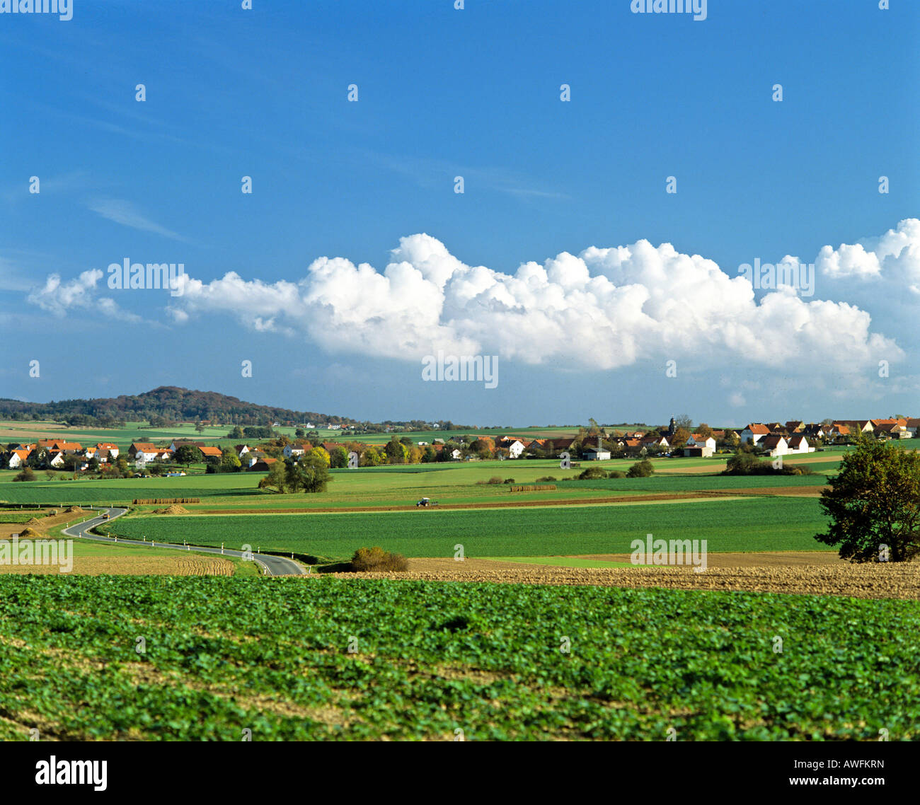 Vue panoramique sur les nuages qui se forment sur le village de Udenhausen bei Grebenstein, Hesse, Germany, Europe Banque D'Images