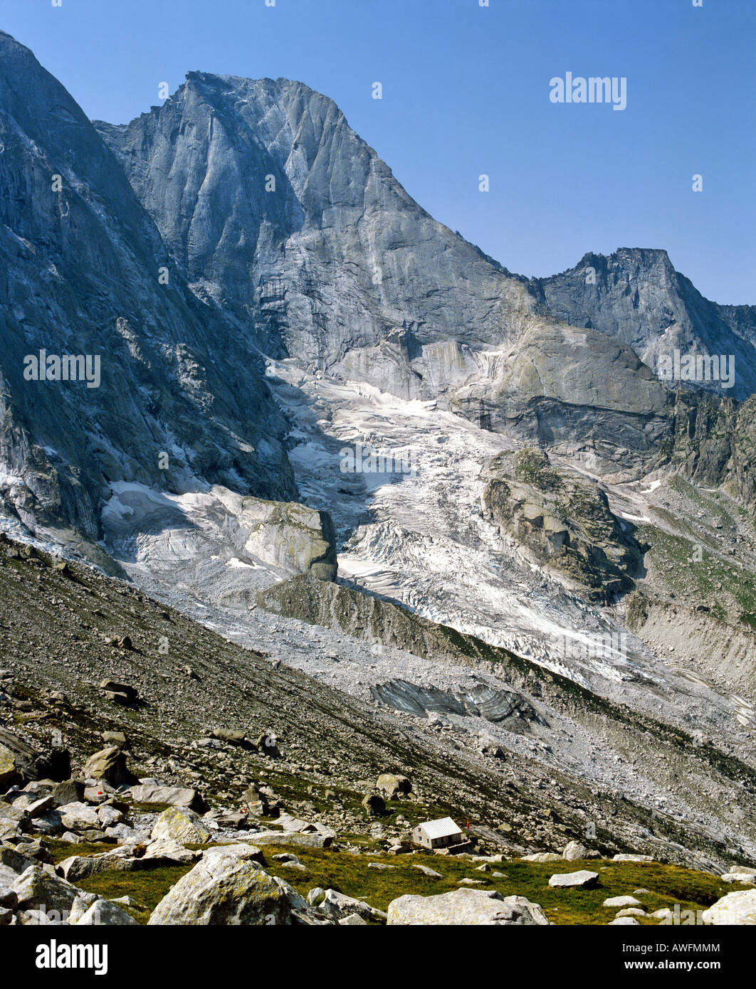 Mt. Piz Badile, Sciora cabine, Bergell, Grisons, Suisse, Europe Banque D'Images