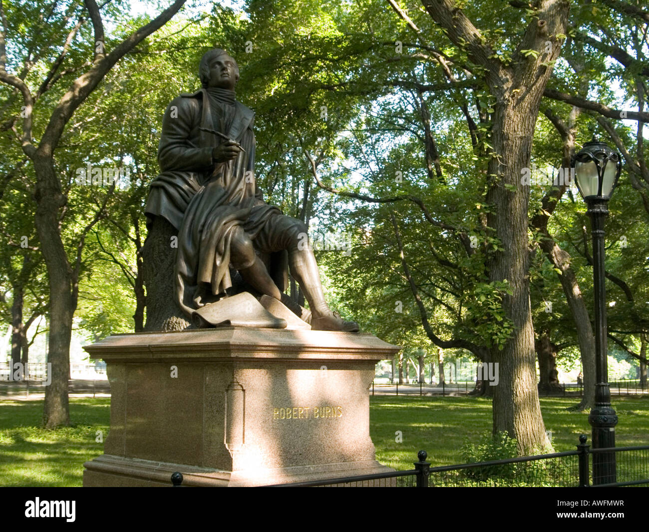 Une statue de Robert Burns (1759 - 1796) l'ombre des arbres sur le Mall à Central Park, New York City USA Banque D'Images