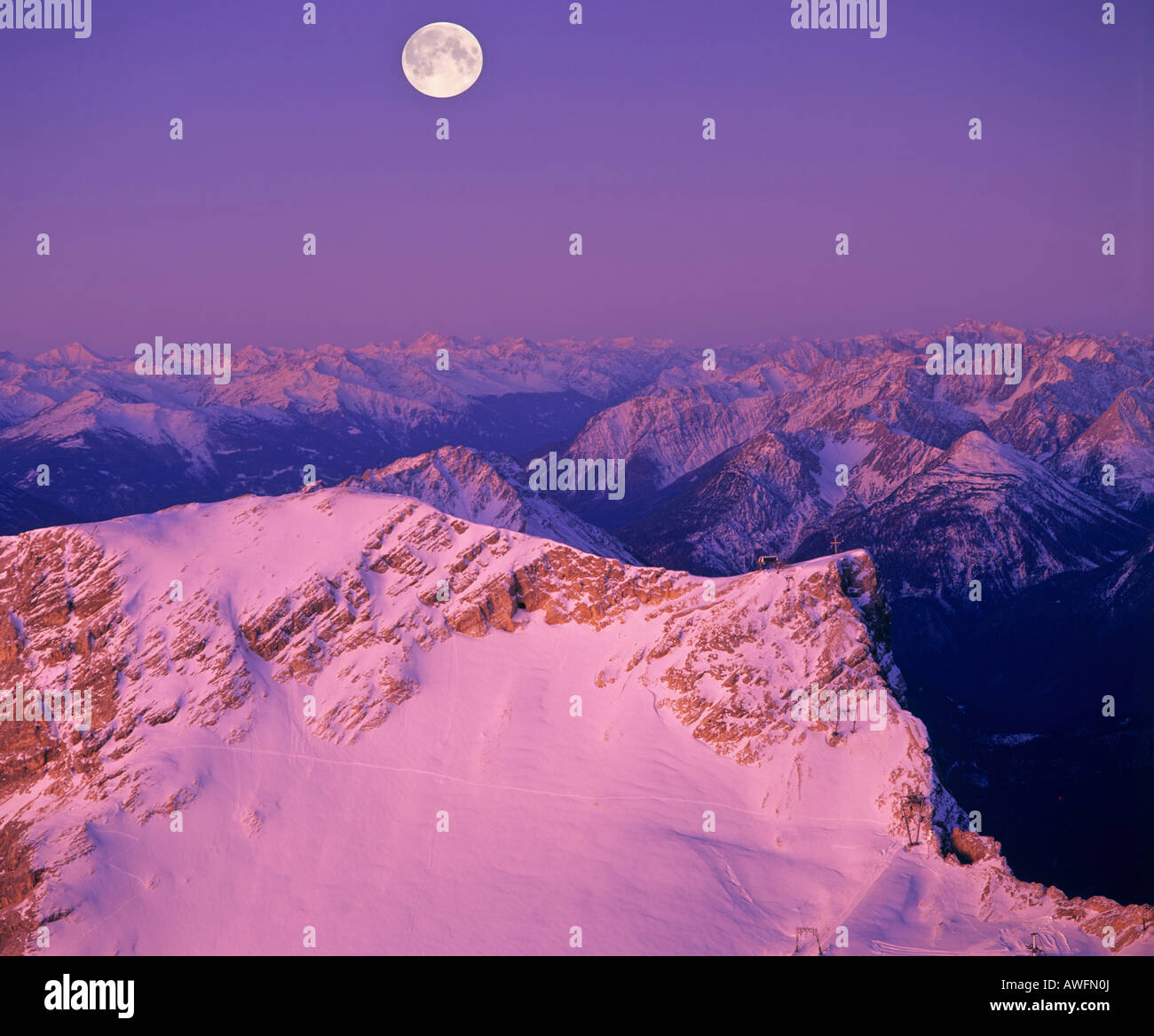 Vue panoramique à partir de Mt. Vers la Zugspitze Alpes de Lechtal et Alpes Oetztal, pleine lune, Upper Bavaria, Bavaria, Germany, Europe Banque D'Images