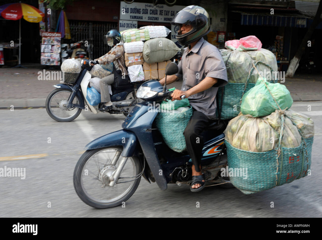 Cyclomoteurs comme moyen de transport, le trafic routier, Hanoi, Vietnam, Asie Banque D'Images