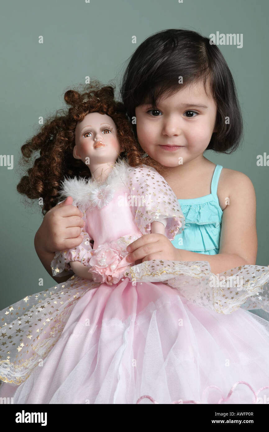 Poupée enfant enfants jouant Banque de photographies et d’images à haute résolution Alamy