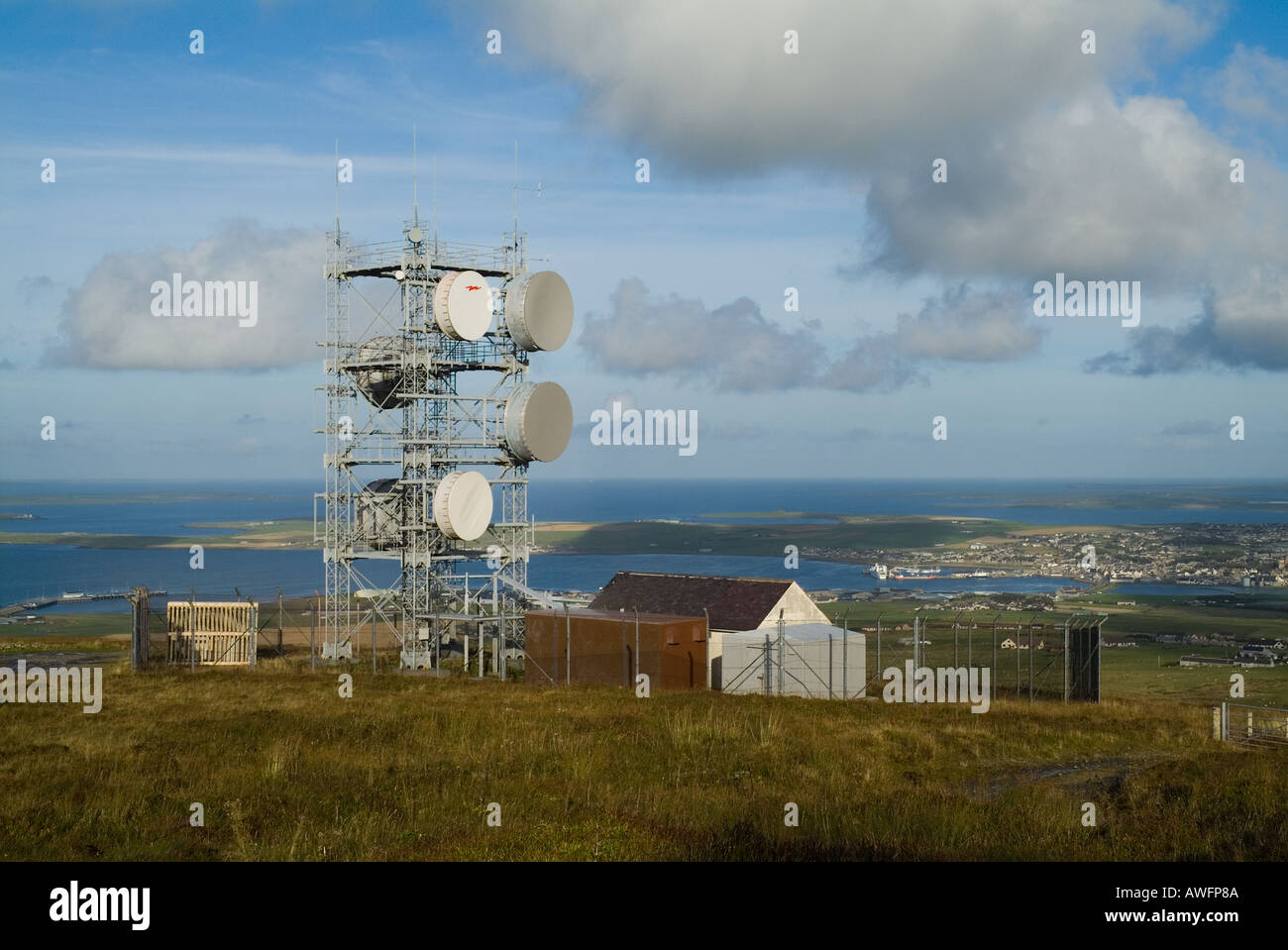 Wideforth dh Hill ST LLO Télécommunications ORKNEY Kirkwall link station relais micro-ondes antenne Bay tower Banque D'Images