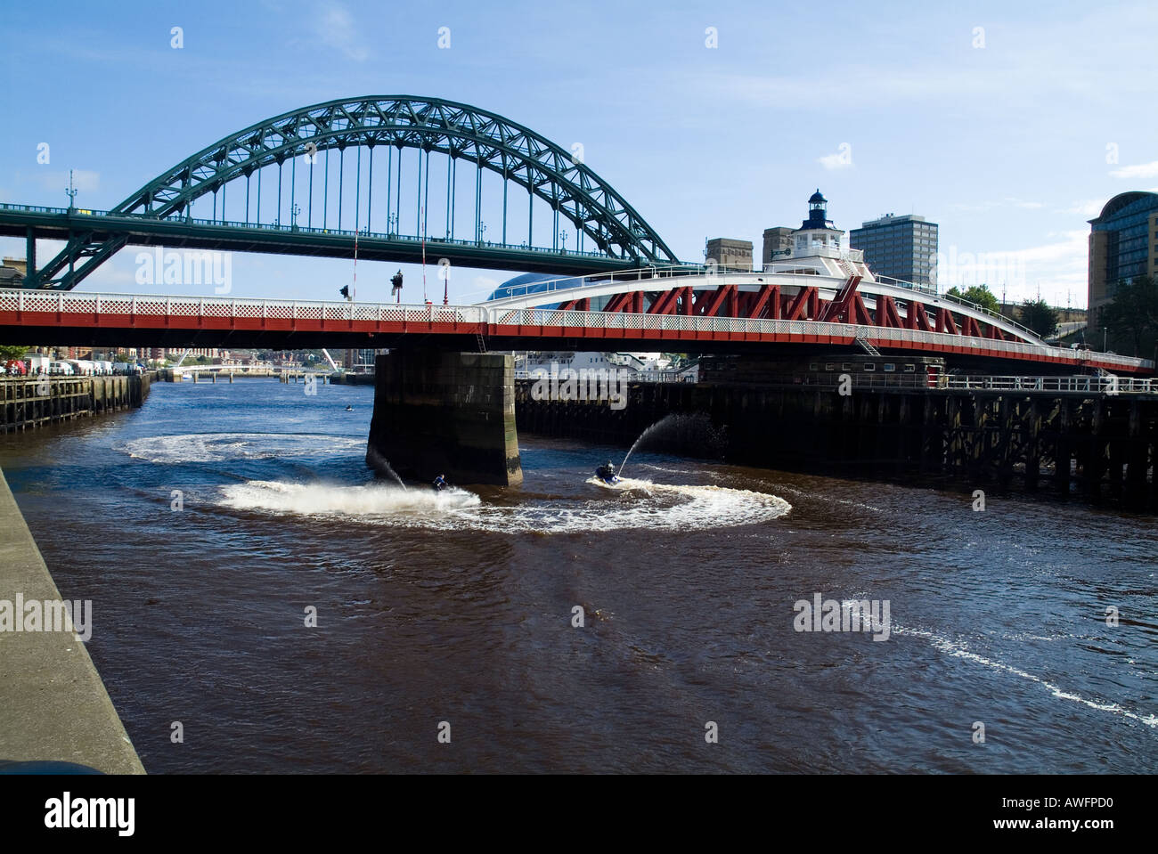 Dh pont Tyne NEWCASTLE NORTHUMBRIA scooters en eau fleuve Tyne pont routier et le pont tournant Banque D'Images