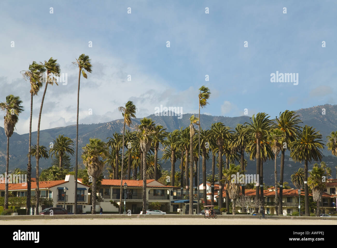 CALIFORNIA Santa Barbara Hôtels le long de Cabrillo Boulevard palmiers de toits de tuiles rouges de l'autre côté de la rue de la plage et l'océan Banque D'Images