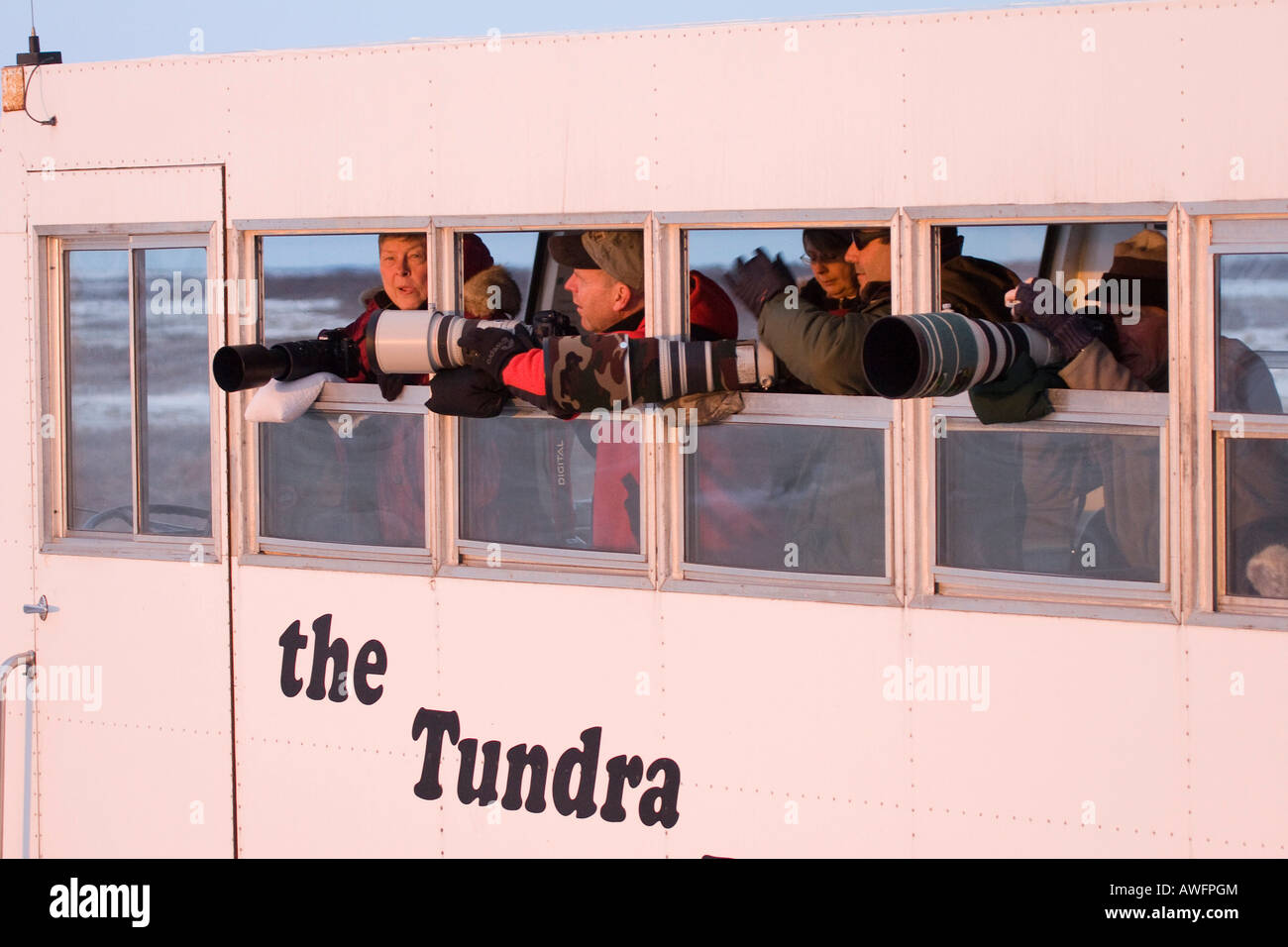 Des photographes en un tundra buggy, Churchill, Manitoba, Canada Banque D'Images