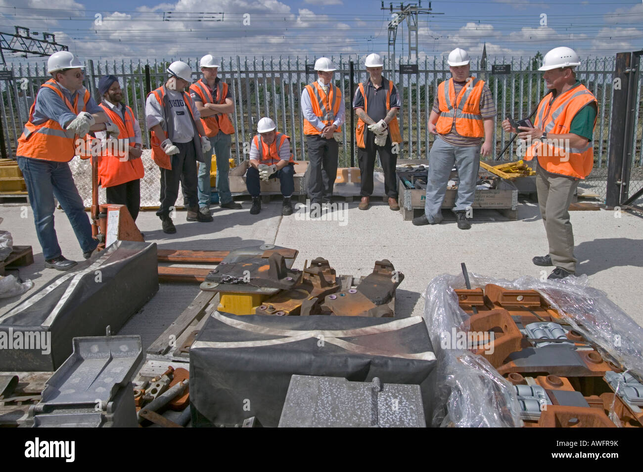 Formateur développe des techniques de levage correct d'utilisation avec les travailleurs des chemins de fer pour tenter d'éviter de graves blessures au dos sur des sites ferroviaires Banque D'Images