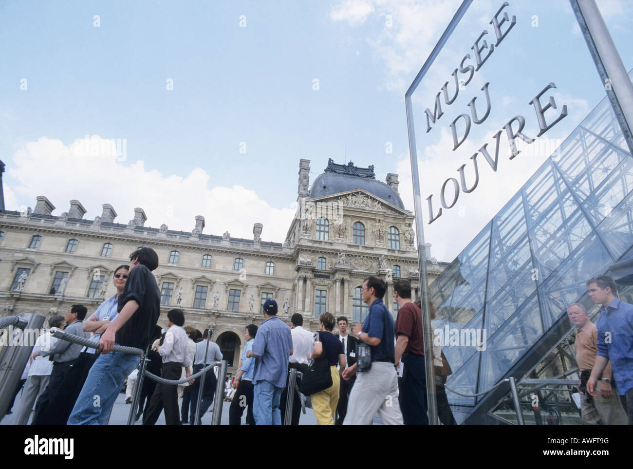 Entrée au Louvre à Paris, France, Musée du Louvre sign Photo Stock Alamy