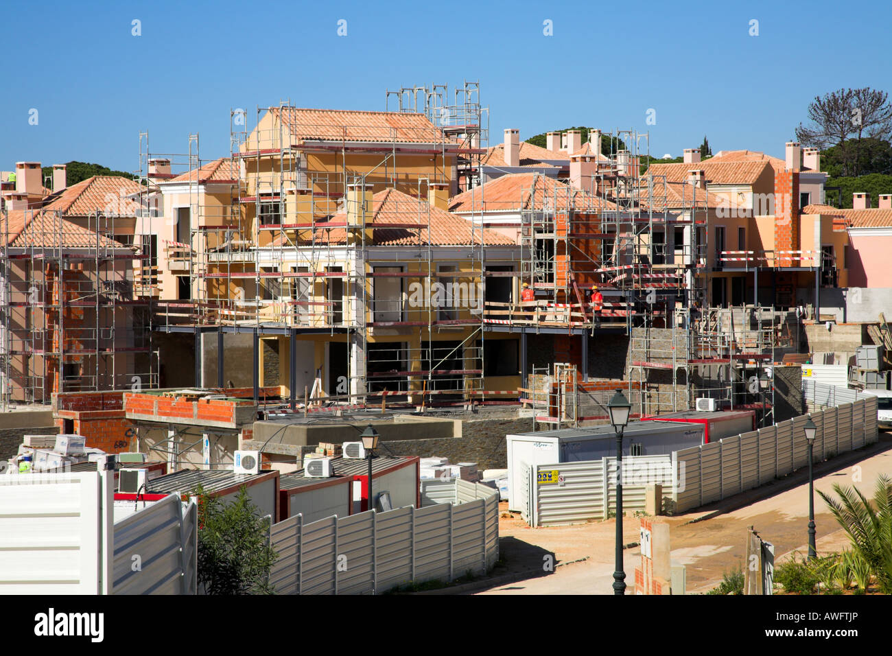 Site de construction de nouveaux immeubles d'appartements situé dans le soleil de la Méditerranée Banque D'Images