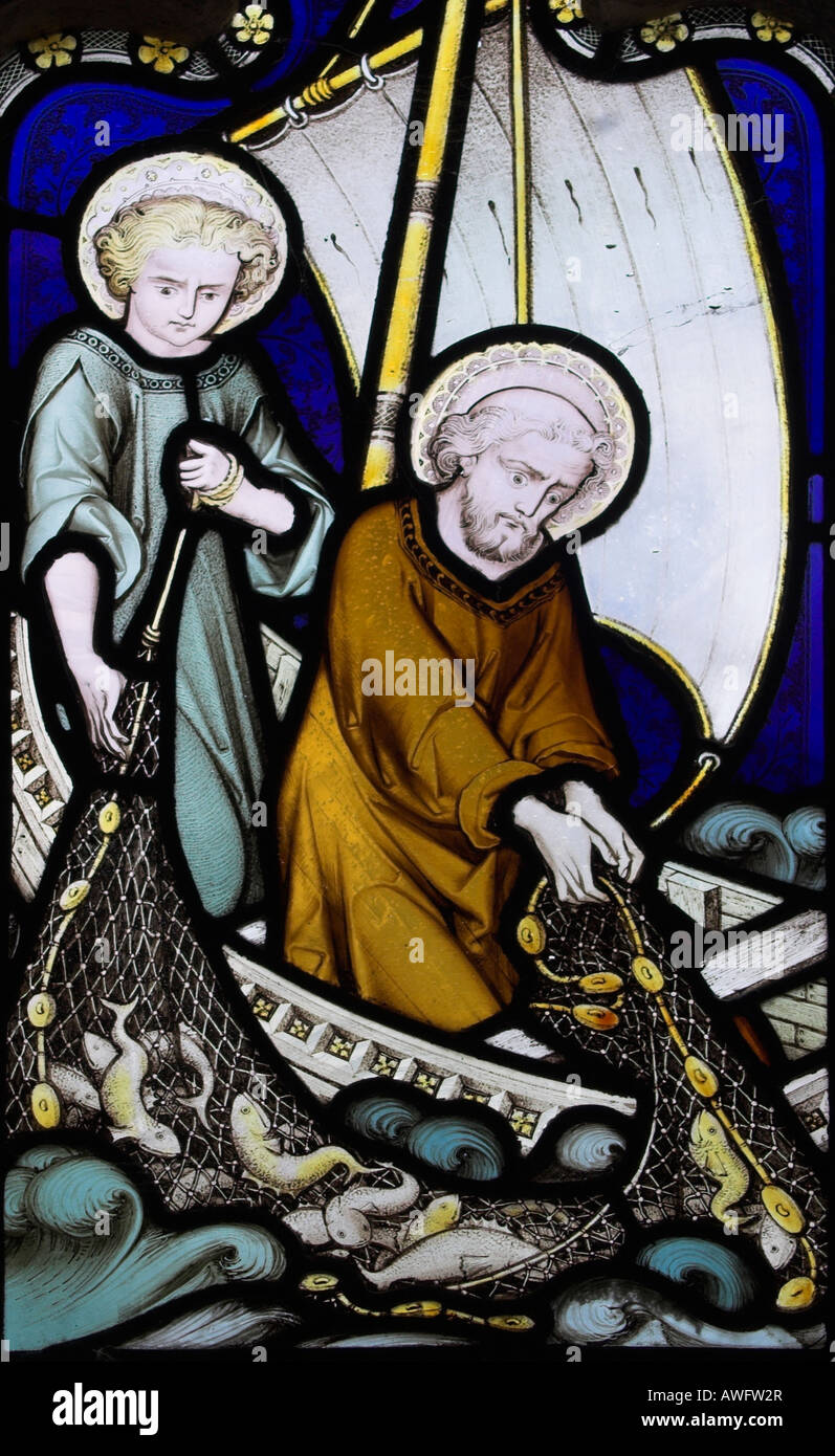 Un vitrail dans la cathédrale de Gloucester montrant deux pêcheurs à bord d'un bateau en tirant dans un filet plein de poissons Banque D'Images