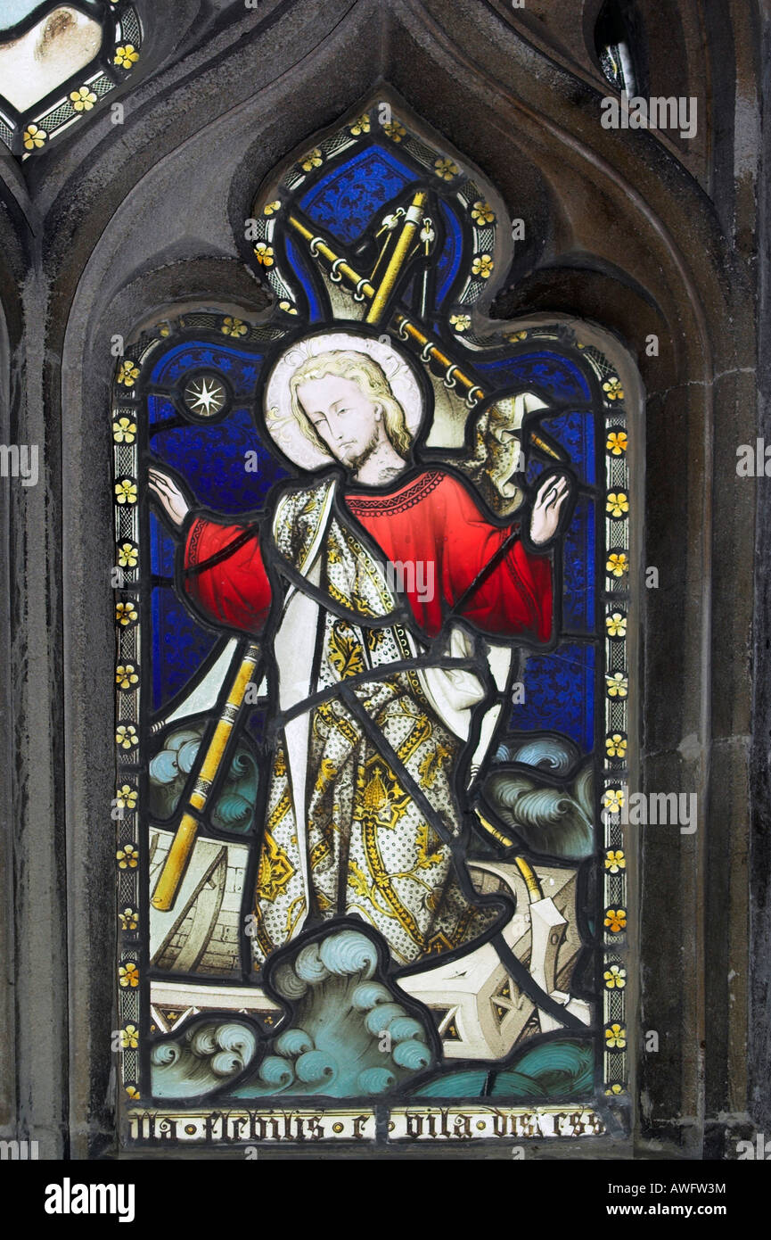 Un vitrail dans la cathédrale de Gloucester de Jésus debout dans un bateau à voile Banque D'Images