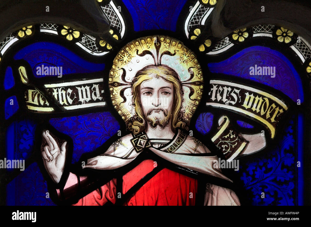 Un vitrail dans la cathédrale de Gloucester de Jésus avec un halo Banque D'Images