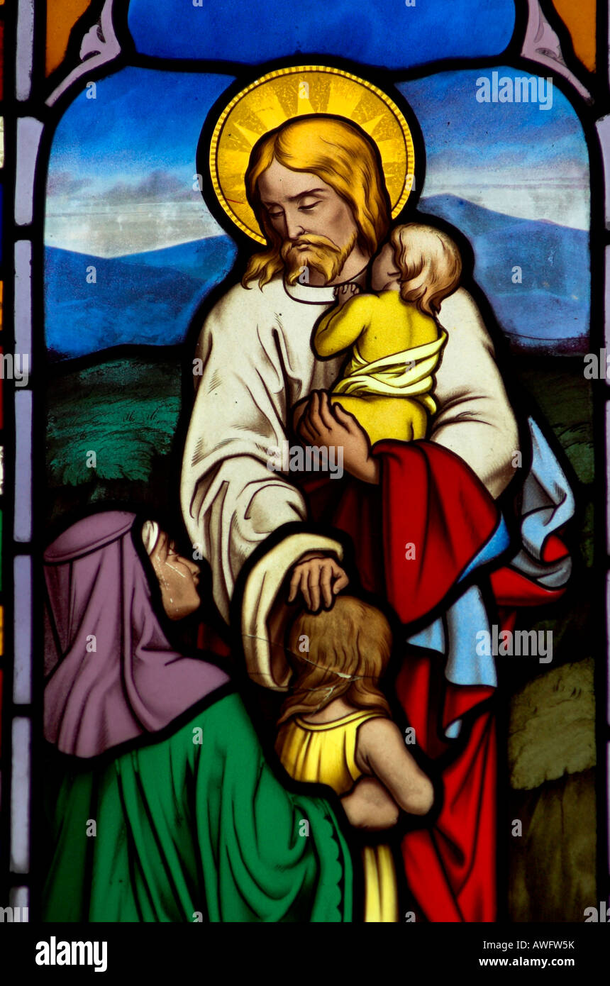 Un vitrail dans la cathédrale de Gloucester de Jésus réconfortant un nourrisson et un enfant Banque D'Images