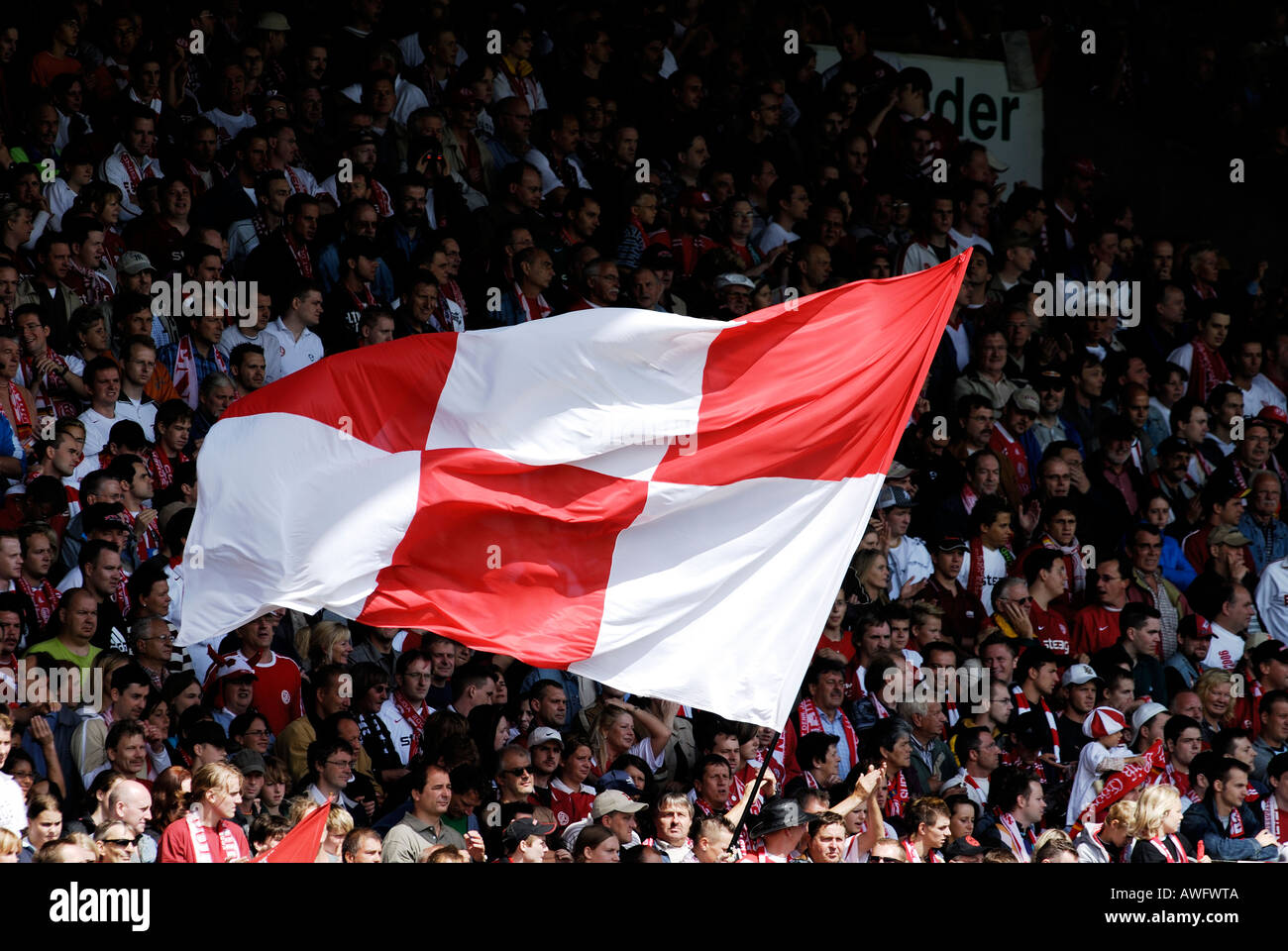 Des fans de football géant vague drapeau à damiers rouge et blanc Banque D'Images