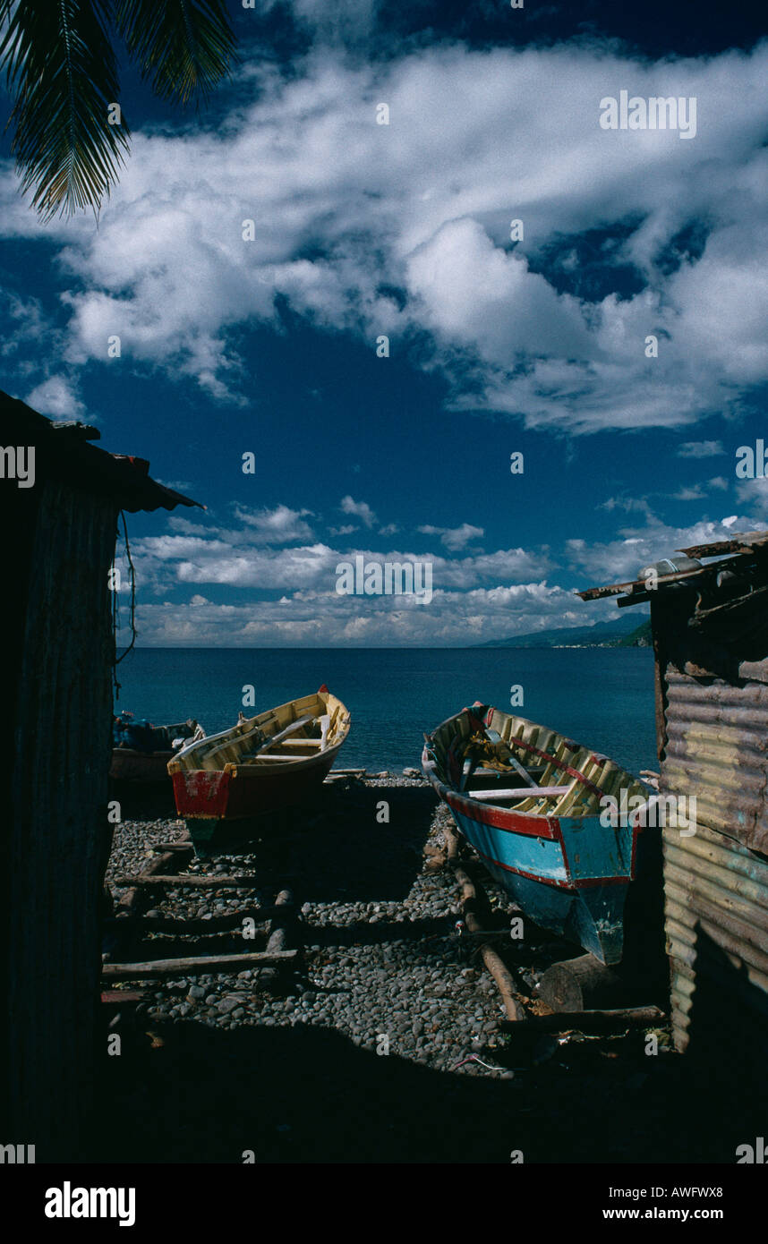 Bateaux de pêche colorés sur la plage à Scott's Head, Soufriere Bay, Commonwealth de Dominique. Banque D'Images