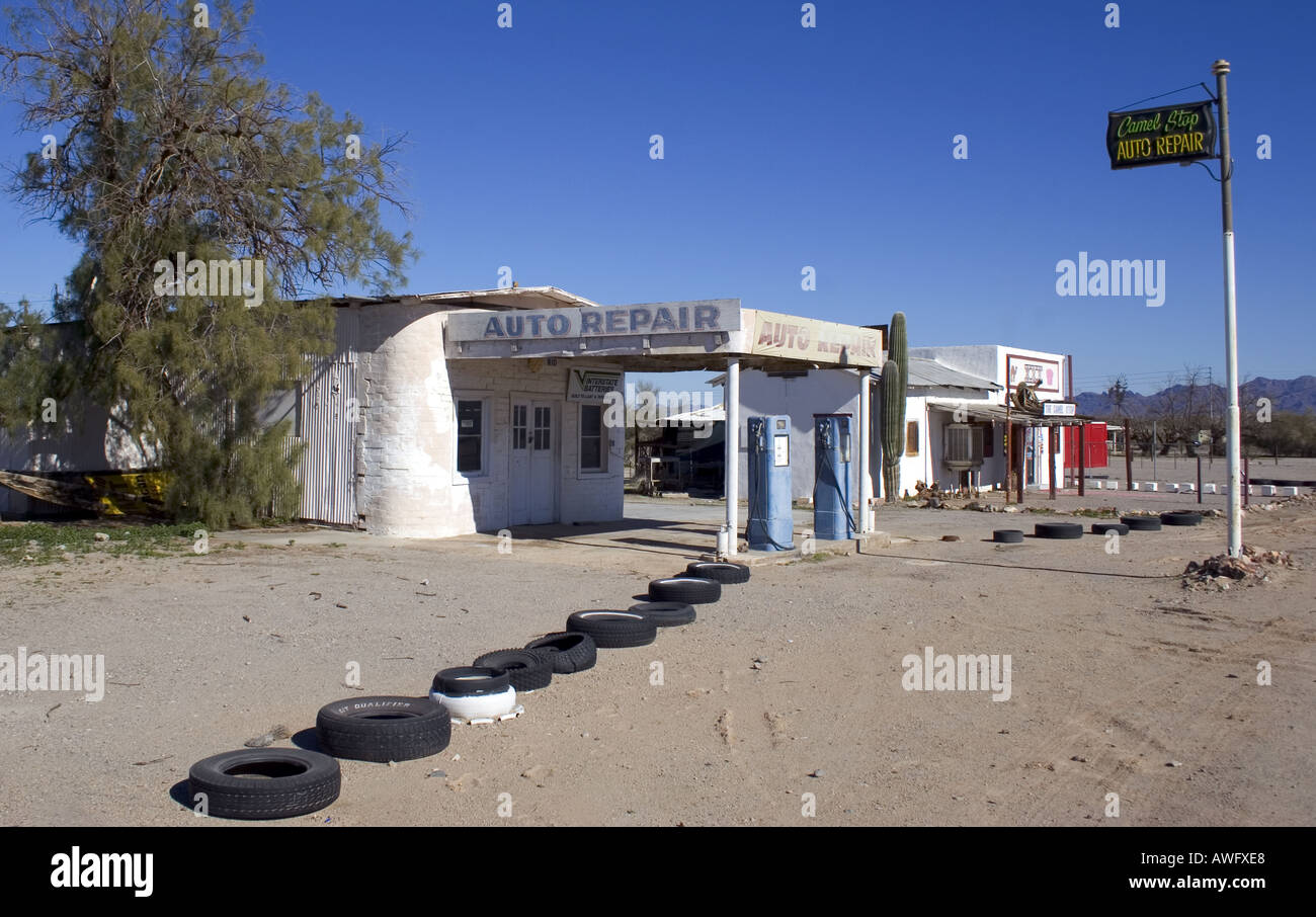 Le Camel Stop Auto Repair à Quartzsite, Arizona, un petit garage de ville désertique desservant les habitants et les voyageurs avec un charme classique en bord de route. Banque D'Images