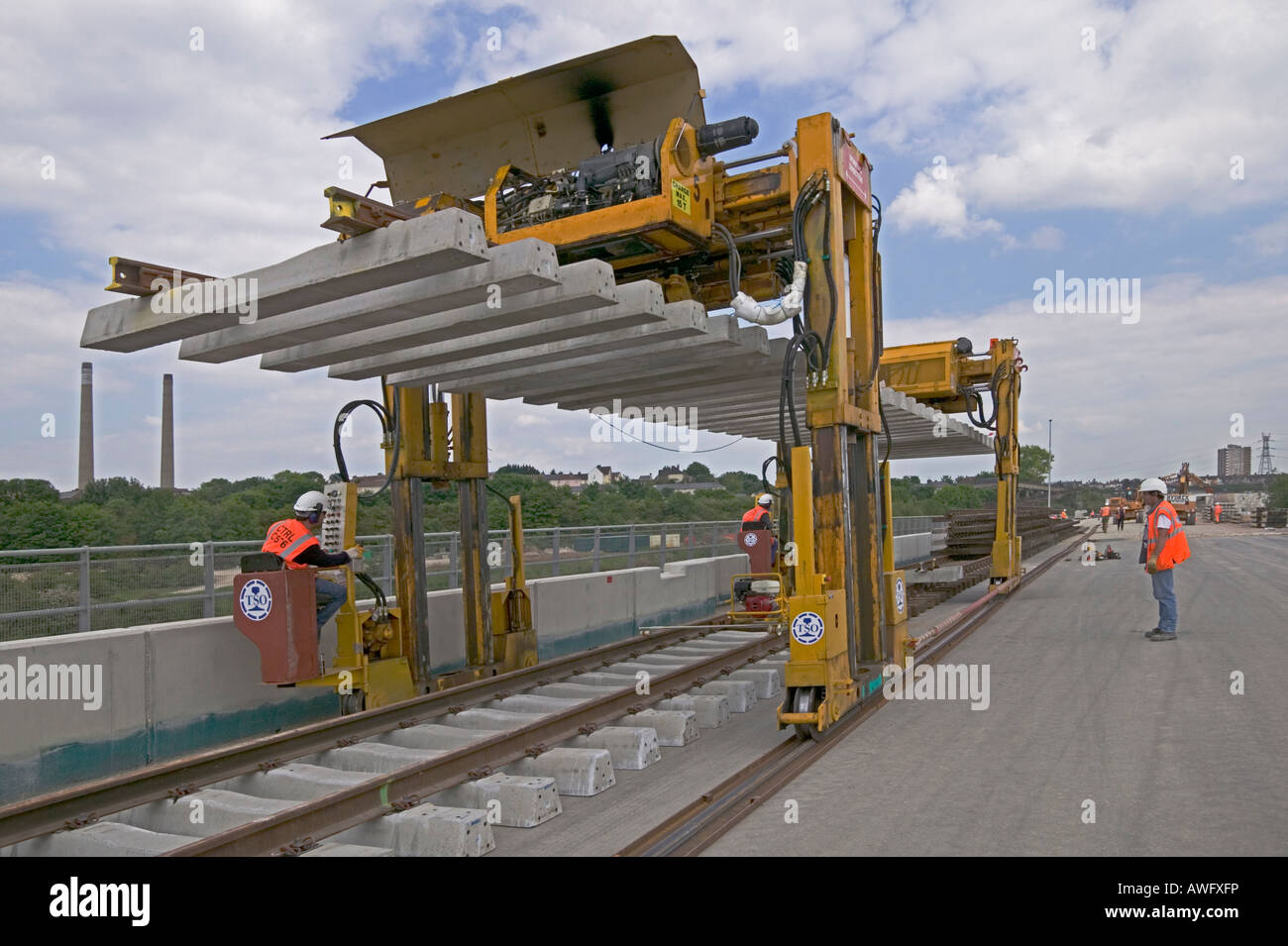 Panneaux de voie ferroviaire pose à l'aide de Geismar grue hydraulique mobile sur le UK Channel Tunnel Rail Link - maintenant appelé le Haut Débit 1 Banque D'Images