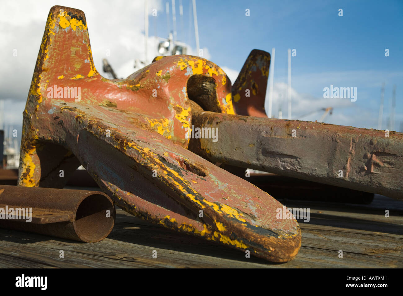 CALIFORNIA Santa Barbara Grand rusty metal boat anchor sur camion a disparu et la peinture jaune écaillée Banque D'Images