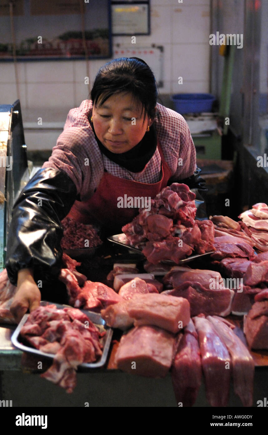 Un vendeur vend le porc à son étal dans un marché libre à Beijing en Chine. 12 Mar 2008 Banque D'Images